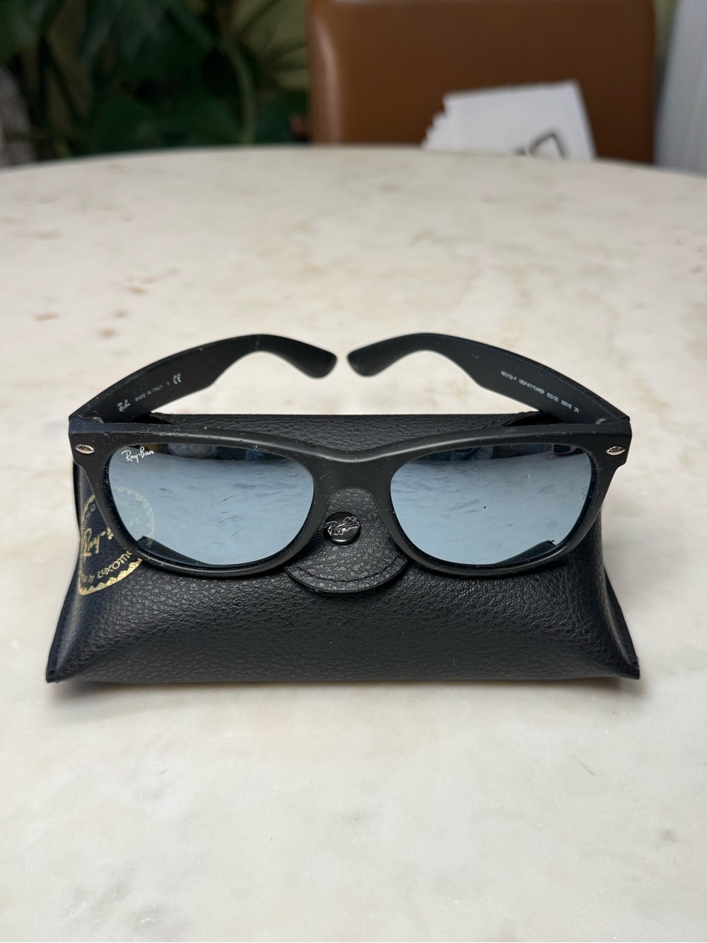 ▪️🕶️ Ray-Ban Unisex Black Frames with Blue-Tinted Lenses 🕶️▪️ - Picture 4 of 4